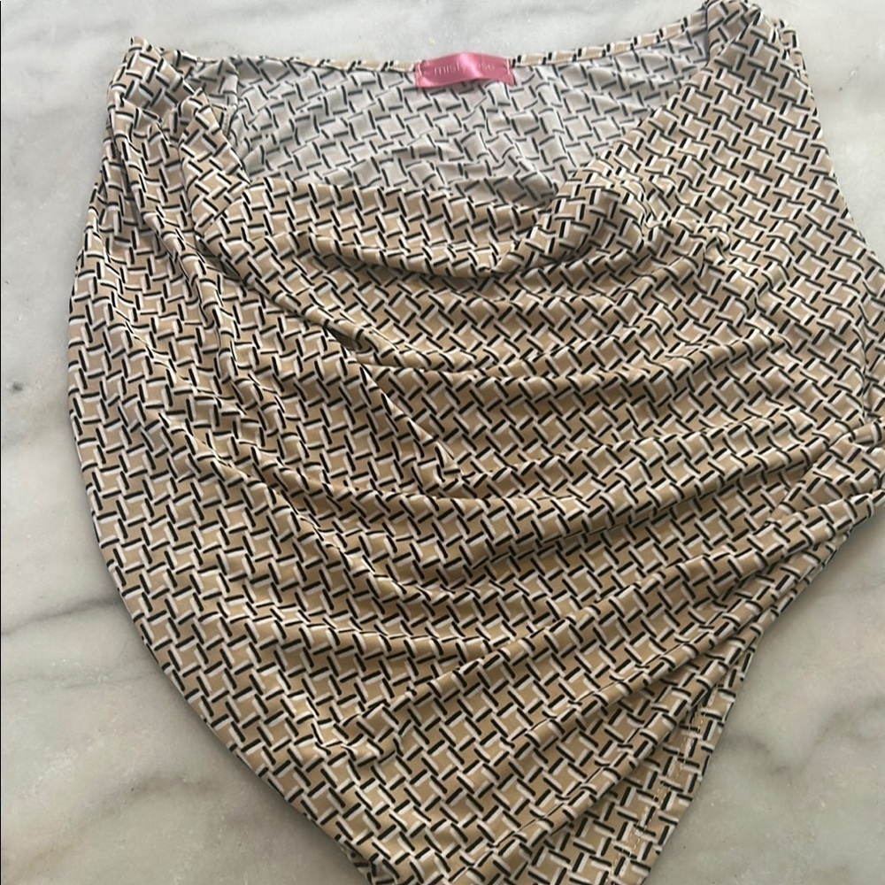 Chic Drape Front Crop Top - Black and Cream - Picture 2 of 4